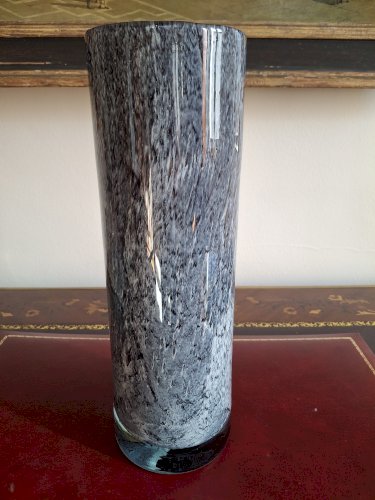 Rare grand vase rouleau en verre soufflé décor moucheté camaieu gris / violine