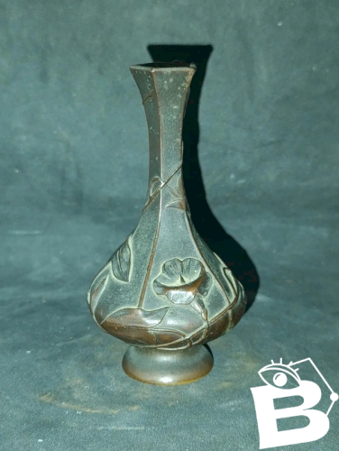 rare mini vase en bronze a decor floral japon? en bon etat
