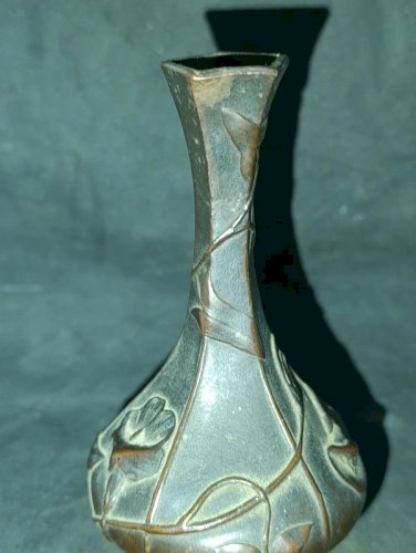 rare mini vase en bronze a decor floral japon? en bon etat