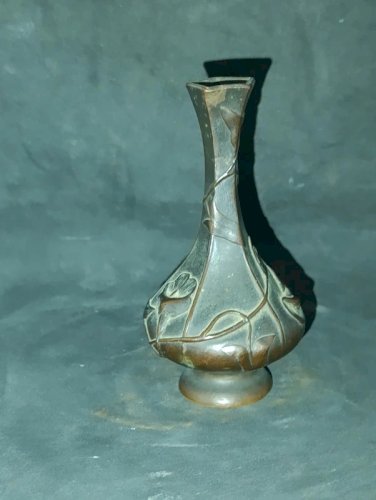 rare mini vase en bronze a decor floral japon? en bon etat
