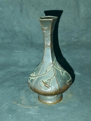 rare mini vase en bronze a decor floral japon? en bon etat