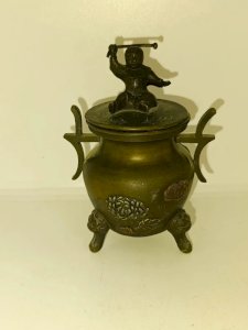 rare petit pot en bonze japonais a decor de perosnnages et fleurs en bon etat