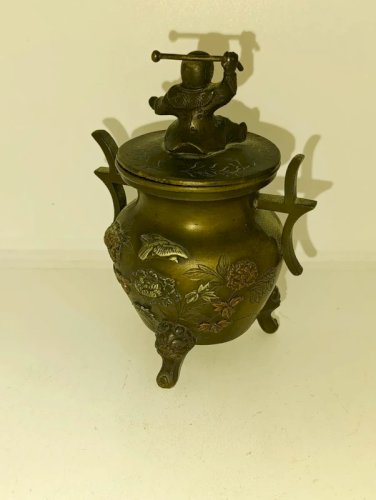rare petit pot en bonze japonais a decor de perosnnages et fleurs en bon etat