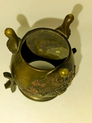 rare petit pot en bonze japonais a decor de perosnnages et fleurs en bon etat