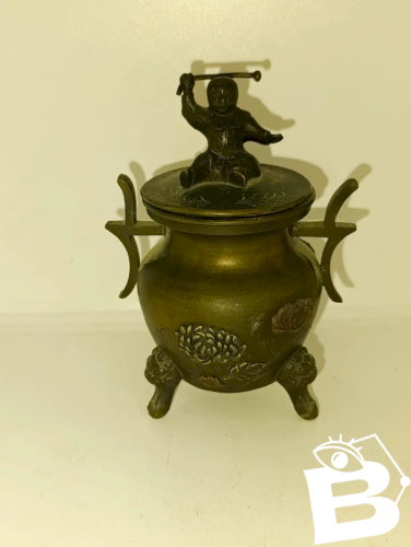 rare petit pot en bonze japonais a decor de perosnnages et fleurs en bon etat