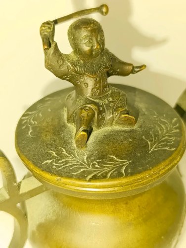 rare petit pot en bonze japonais a decor de perosnnages et fleurs en bon etat