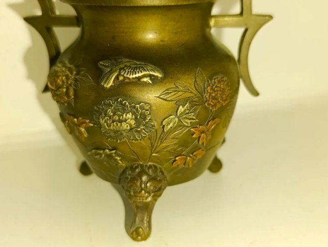 rare petit pot en bonze japonais a decor de perosnnages et fleurs en bon etat