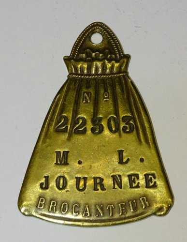 -RARE PLAQUE de BROCANTEUR  BRONZE NOMINATIVE  M L JOURNEE COLLECTION VITRINE  D
