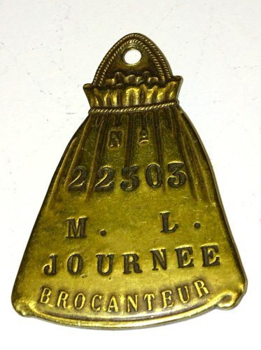 -RARE PLAQUE de BROCANTEUR  BRONZE NOMINATIVE  M L JOURNEE COLLECTION VITRINE  D