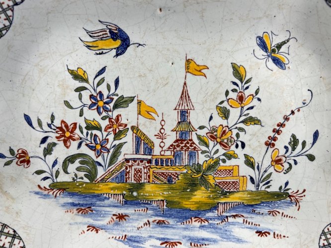 Rare plateau en faïence de Sinceny XVIIIe – décor de pagode et oiseaux, style Gu