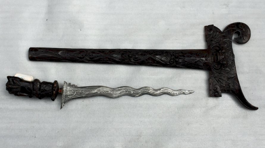 RARE & SUPERBE SABRE COURT DIT :  KRISS , BOIS SCULPTÉ, XIX, ORIGINAL