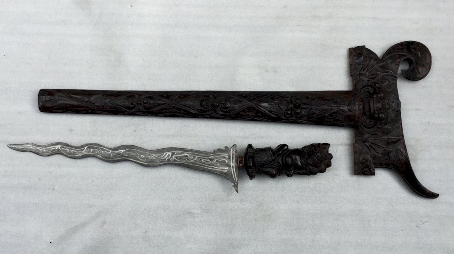 RARE & SUPERBE SABRE COURT DIT :  KRISS , BOIS SCULPTÉ, XIX, ORIGINAL