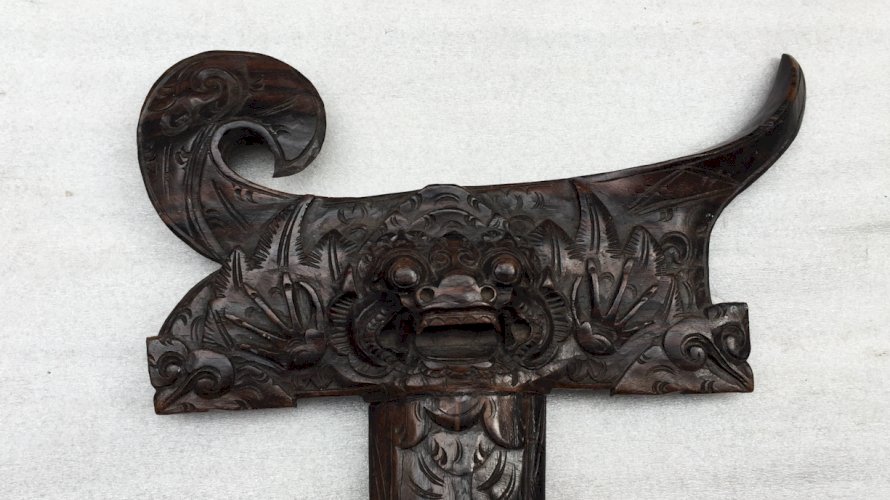 RARE & SUPERBE SABRE COURT DIT :  KRISS , BOIS SCULPTÉ, XIX, ORIGINAL