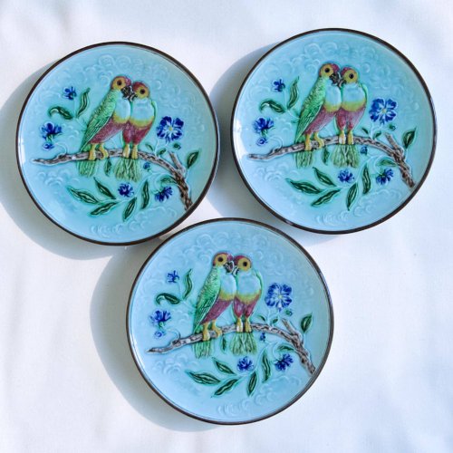 Rare trio dassiettes en barbotine perruches