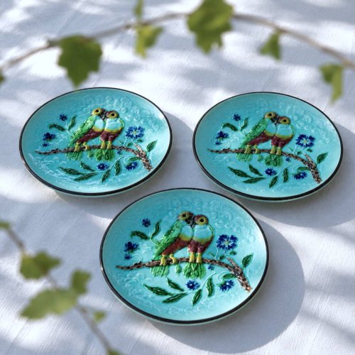 Rare trio dassiettes en barbotine perruches