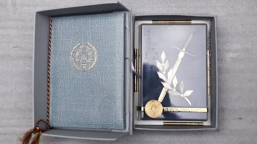 RARISSIME ENSEMBLE DE LA STASI: DAGUE RDA + CADRE DE RÉCOMPENSE + KÉPI, ALLEMAGNE DE LEST, ORIGINAL