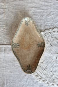 Ravier ancien terre de fer patine – Décor frise vert