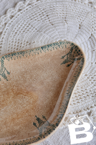 Ravier ancien terre de fer patine – Décor frise vert