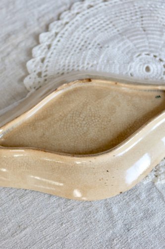 Ravier ancien terre de fer patine – Décor frise vert