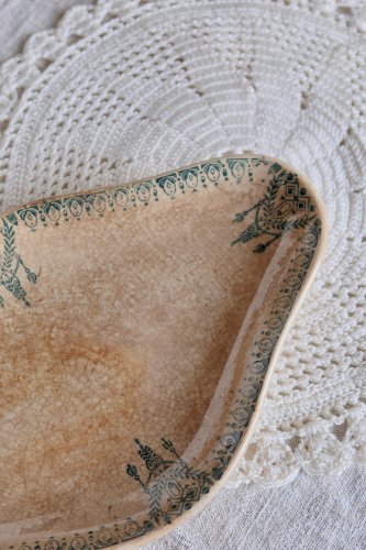 Ravier ancien terre de fer patine – Décor frise vert