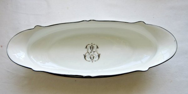 Ravier, beurrier Napoléon III, porcelaine fine blanche, filets, monogramme noirs