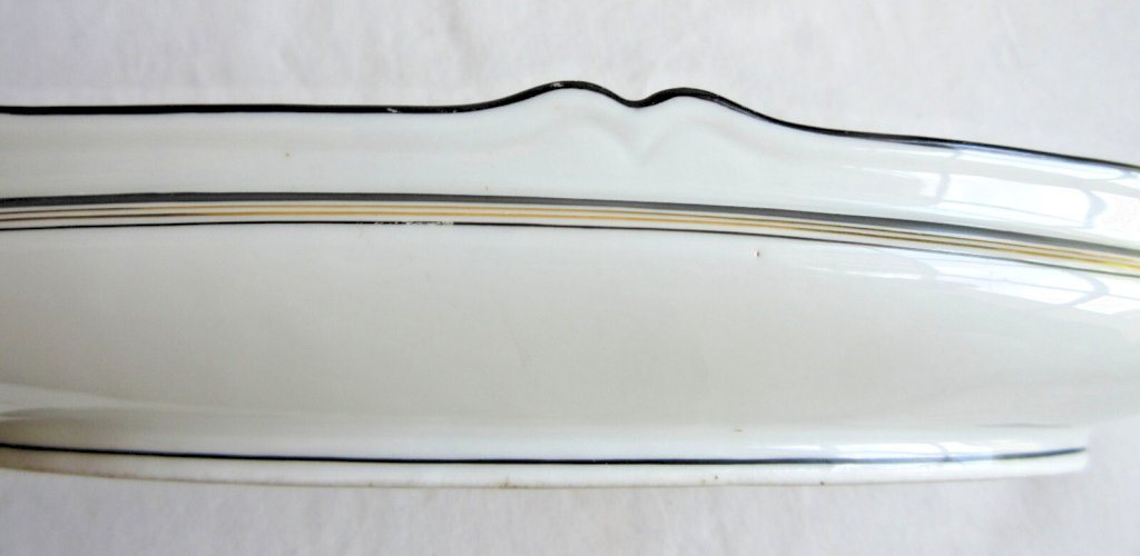 Ravier, beurrier Napoléon III, porcelaine fine blanche, filets, monogramme noirs