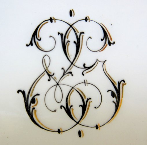 Ravier, beurrier Napoléon III, porcelaine fine blanche, filets, monogramme noirs