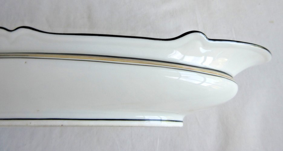 Ravier, beurrier Napoléon III, porcelaine fine blanche, filets, monogramme noirs