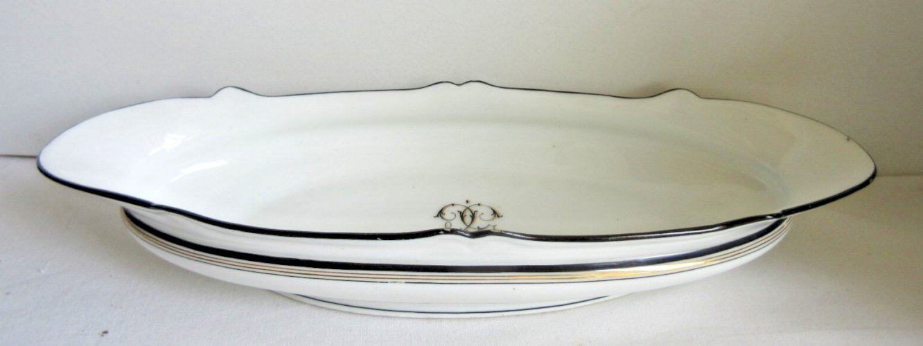 Ravier, beurrier Napoléon III, porcelaine fine blanche, filets, monogramme noirs