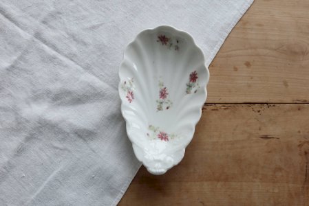 Vintage porcelain shell-shaped dish – Multicolored floral design