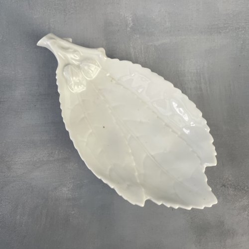Ravier coupelle feuilles de noyer et noix en porcelaine blanche Dim.~23.5x12cm