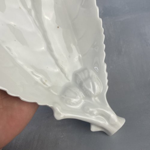 Ravier coupelle feuilles de noyer et noix en porcelaine blanche Dim.~23.5x12cm