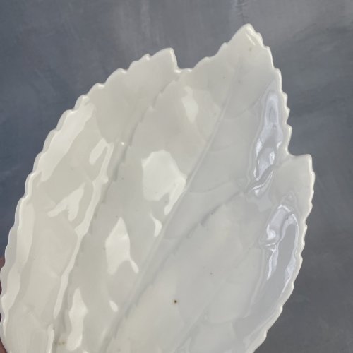 Ravier coupelle feuilles de noyer et noix en porcelaine blanche Dim.~23.5x12cm