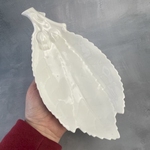 Ravier coupelle feuilles de noyer et noix en porcelaine blanche Dim.~23.5x12cm