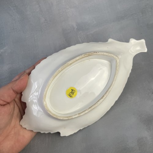 Ravier coupelle feuilles de noyer et noix en porcelaine blanche Dim.~23.5x12cm