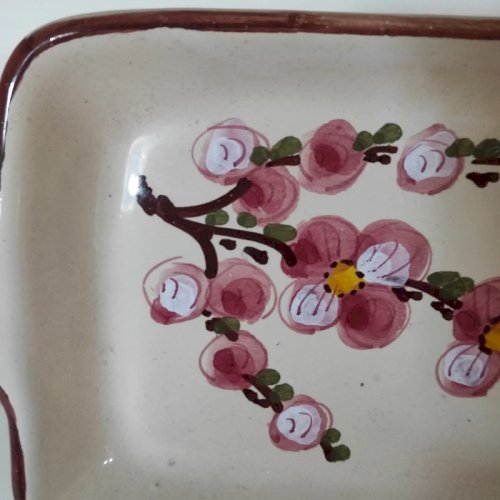 Ravier en porcelaine à décor de fleurs de Cerisier, signé Deruta
