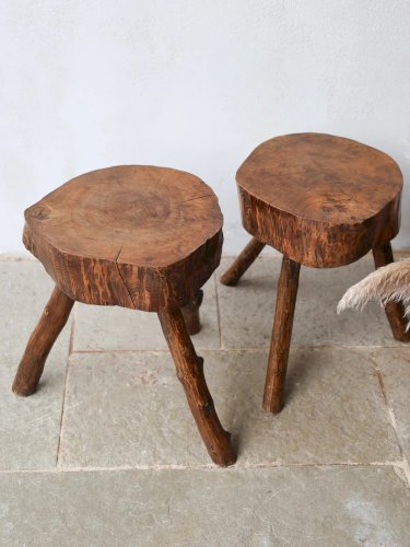 Regis, la paire de tabourets brutalistes en bois N°851