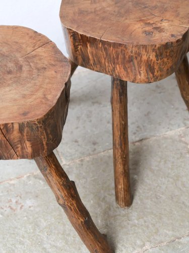 Regis, la paire de tabourets brutalistes en bois N°851