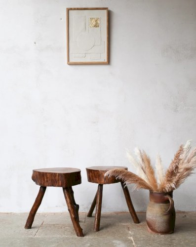 Regis, la paire de tabourets brutalistes en bois N°851