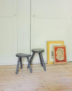 Regis, le duo de tabourets gris en bois N°497