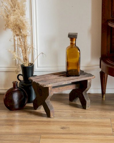 Regis, le mini tabouret en bois N°616