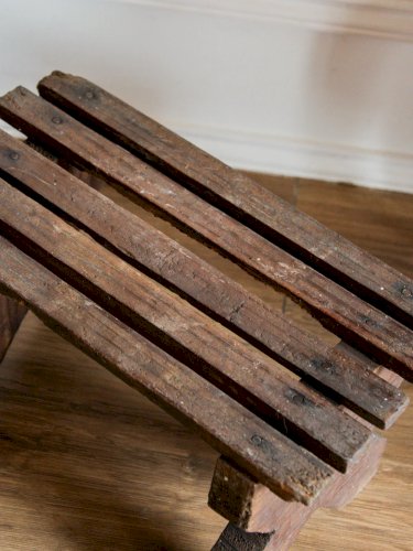 Regis, le mini tabouret en bois N°616