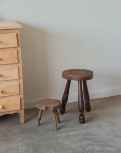 Regis, le mini tabouret en bois N°632