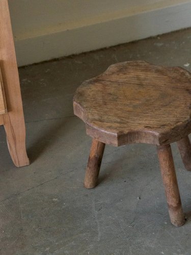 Regis, le mini tabouret en bois N°632