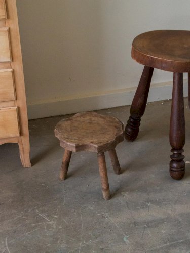 Regis, le mini tabouret en bois N°632