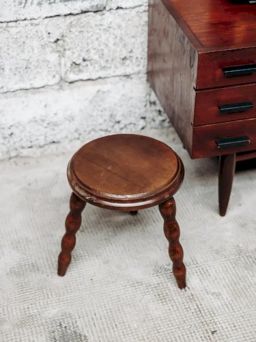 Regis, le petit tabouret en bois N°480