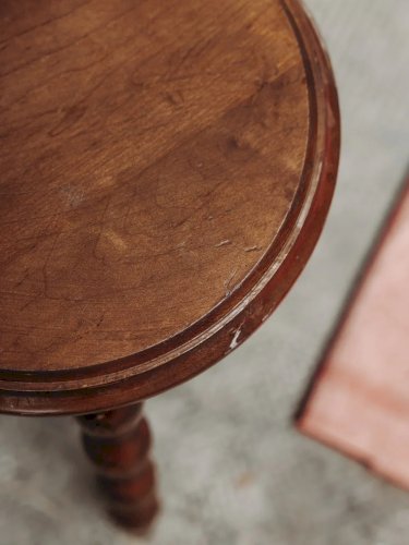 Regis, le petit tabouret en bois N°480