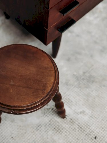 Regis, le petit tabouret en bois N°480