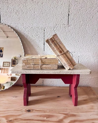 Regis, le petit tabouret en bois N°549