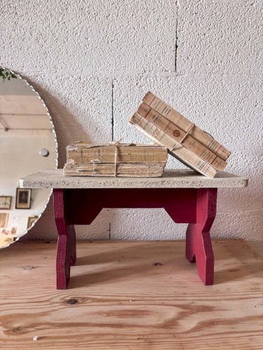 Regis, le petit tabouret en bois N°549